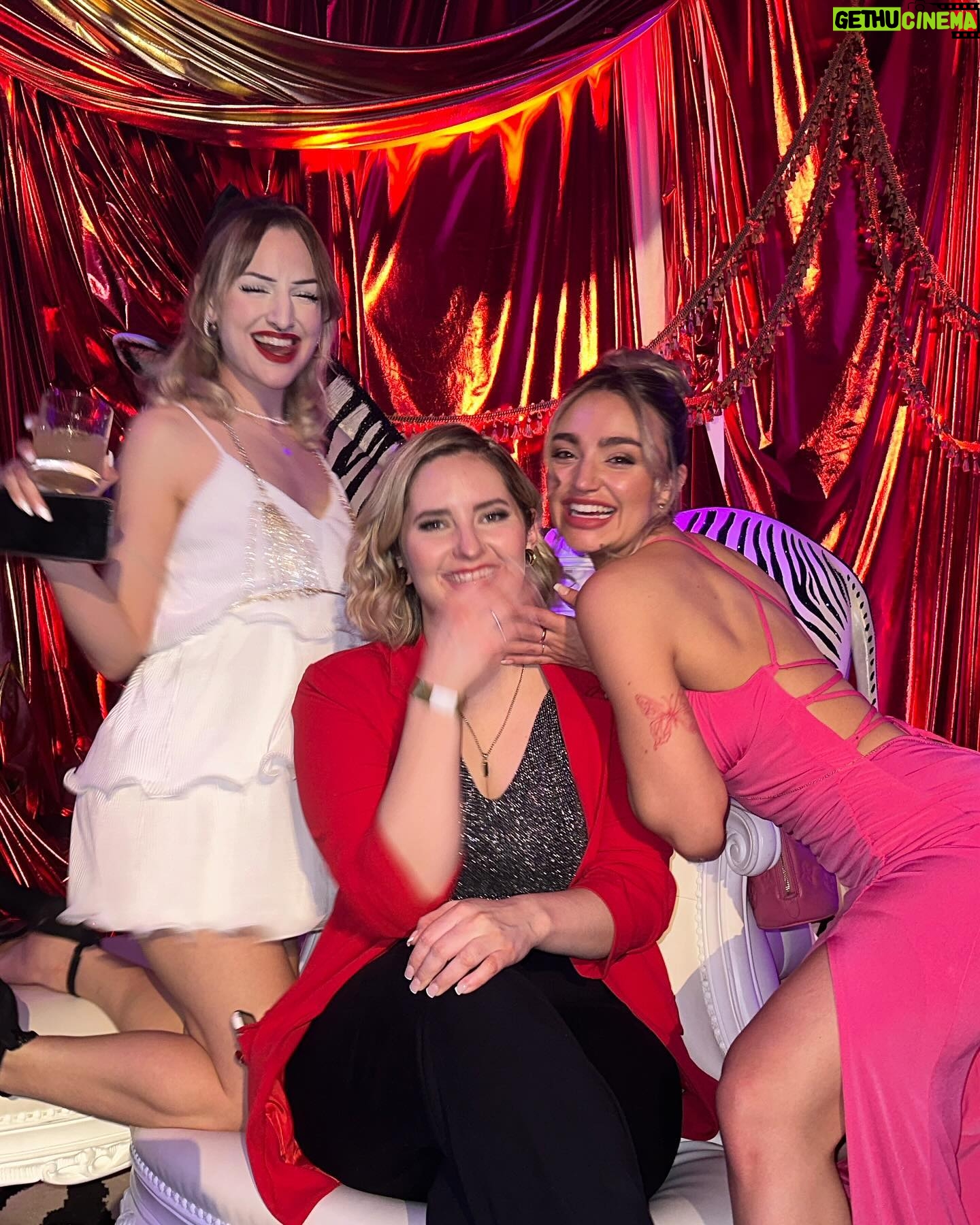 Megan Guénard - 0.9K Likes - Photo dump de notre belle soirée entre copains hier au gala @influencecreation , full loveeeee🫶
Makeup by: @84martini @studio.hygge.ca
Hair by: @sls.beauty
Merci tellement🥹