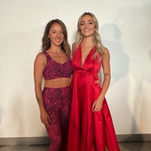 Megan Guénard Instagram - LA CONFESS EST TERMINÉE🥹😱

Que dire de cette aventure si enrichissante, impressionnante et humaine! J'ai le cœur gros de réaliser que cette saison est officiellement terminée... Une expérience qui m'a fait énormément grandir, qui m'a fait rencontrer de magnifiques personnes, qui m'a fait vivre toutes sortes d'émotions❤️‍🔥

Je vous le dit et le re-dit, je suis TELLEMENT reconnaissante de tous l'amour qu'on reçoit, de toute la beauté et bonté qui nous entoure et de toute la chance qu'on a d’avoir des gens qui ont accepté d'embarquer dans ce projet si formidable. Ne cessez jamais de croire en vos rêves et foncer dans ce que la vie vous offre, car on ne sait jamais ce qu'elle nous réserve réellement et qui n'essaie rien ne gagne rien💭

Alors, je vous remercie cher public d'être assidu et de nous encourager. Merci également à mon agent Pascal Martineau de l'agence Artistique Marie-Prose qui me guide si bien dans mon parcours professionnel et qui est devenu aussi mon bestie! Merci à Montréal CoWork et Jordan Jacquier qui nous ont accueilli si chaleureusement dans leurs locaux. Merci à Estelle Gagné lors du segment Relaxe-Respire qui nous offre des connaissances si pertinentes pour vivre pleinement et aisément (sa plateforme de yoga en ligne: Espace M Yoga est super aussi, sa mérite d'y jeter un coup d'œil). Merci à chacun de nos invités si formidables qui ont accepté de venir discuter avec moi et de s'ouvrir réellement. Merci à Mélodie, Vanessa et Costa de la Maison La Petite Robe Noire pour mes outfits de feuuuuu! Merci à Audrey et Martine du Studio Hygge et l'Authentique Demoiselle qui ont poupouné les invités et moi-même TOUT au long de la saison. Merci à Poches & fils pour les magnifiques cadeaux originaux qu'on a pu offrir aux invités. Merci à Hubu pour un segment exclusif qui nous a permis de se connaître davantage grâce au hasard. Merci à Charles Béland pour nos photos officielles de La Confess qui sont tout simplement magnifique🤩

MERCI MERCI MERCI INFINIMENT À TOUS!! 

Au plaisir de vous revoir pour un prochain épisode de La Confess, full loveeeeee xo
Ps. Rends-toi ce dimanche à 18h sur ma chaîne YouTube afin d'avoir un aperçu des coulisses de La Confess👀