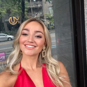 Megan Guénard Instagram - LA CONFESS EST TERMINÉE🥹😱

Que dire de cette aventure si enrichissante, impressionnante et humaine! J'ai le cœur gros de réaliser que cette saison est officiellement terminée... Une expérience qui m'a fait énormément grandir, qui m'a fait rencontrer de magnifiques personnes, qui m'a fait vivre toutes sortes d'émotions❤️‍🔥

Je vous le dit et le re-dit, je suis TELLEMENT reconnaissante de tous l'amour qu'on reçoit, de toute la beauté et bonté qui nous entoure et de toute la chance qu'on a d’avoir des gens qui ont accepté d'embarquer dans ce projet si formidable. Ne cessez jamais de croire en vos rêves et foncer dans ce que la vie vous offre, car on ne sait jamais ce qu'elle nous réserve réellement et qui n'essaie rien ne gagne rien💭

Alors, je vous remercie cher public d'être assidu et de nous encourager. Merci également à mon agent Pascal Martineau de l'agence Artistique Marie-Prose qui me guide si bien dans mon parcours professionnel et qui est devenu aussi mon bestie! Merci à Montréal CoWork et Jordan Jacquier qui nous ont accueilli si chaleureusement dans leurs locaux. Merci à Estelle Gagné lors du segment Relaxe-Respire qui nous offre des connaissances si pertinentes pour vivre pleinement et aisément (sa plateforme de yoga en ligne: Espace M Yoga est super aussi, sa mérite d'y jeter un coup d'œil). Merci à chacun de nos invités si formidables qui ont accepté de venir discuter avec moi et de s'ouvrir réellement. Merci à Mélodie, Vanessa et Costa de la Maison La Petite Robe Noire pour mes outfits de feuuuuu! Merci à Audrey et Martine du Studio Hygge et l'Authentique Demoiselle qui ont poupouné les invités et moi-même TOUT au long de la saison. Merci à Poches & fils pour les magnifiques cadeaux originaux qu'on a pu offrir aux invités. Merci à Hubu pour un segment exclusif qui nous a permis de se connaître davantage grâce au hasard. Merci à Charles Béland pour nos photos officielles de La Confess qui sont tout simplement magnifique🤩

MERCI MERCI MERCI INFINIMENT À TOUS!! 

Au plaisir de vous revoir pour un prochain épisode de La Confess, full loveeeeee xo
Ps. Rends-toi ce dimanche à 18h sur ma chaîne YouTube afin d'avoir un aperçu des coulisses de La Confess👀