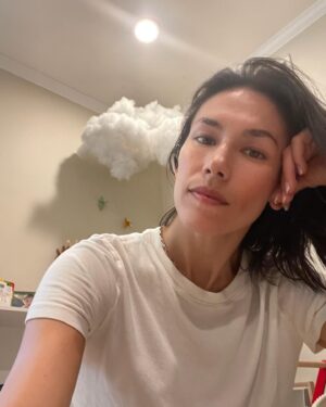 Megan Le Instagram - Your typical #humpday photo dump
.
.
.
#momlife #actorlife #wgastrike #homelife #parenthood #workout #gymlife #toddlersofinstagram #hapagirls #wednesdaymood