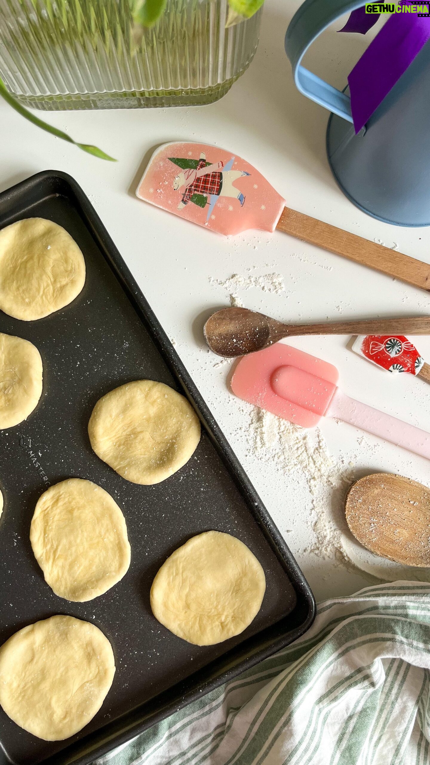 Megan Taylor - 3 Likes - QUICK AND EASY TORTILLAS
(Makes 8)
1.5 cups of flour
0.5 teaspoon baking powder
0.5 teaspoon ground salt
1/5 cup of olive oil
0.5 cup of warm water
Mix together the flour, salt and baking powder then add the oil and water whilst stirring (I used my kitchen aid). Mix it together until you don’t see any oil or lumps.
Cut into 8 even-ish sections.
Roll into a balls and then flatten each one with your hand.
Cover lightly in flour and lay to rest for about 20 minutes with a tea towel over the top.
Roll the balls super thin and then put in a very hot pan.
Leave on its first side for about 1 minute (it takes about this time to see some bubbles appear), then flip with a spatula and leave on the other side for about 20 seconds. Keep checking that it’s not burning and turn the heat down a little after cooking a few because your pan will be increasingly hot.
Enjoy ✨
•
•
•
#quickrecipes #quickdinnerrecipes #tortillarecipe #homemadetortillas #mumandson