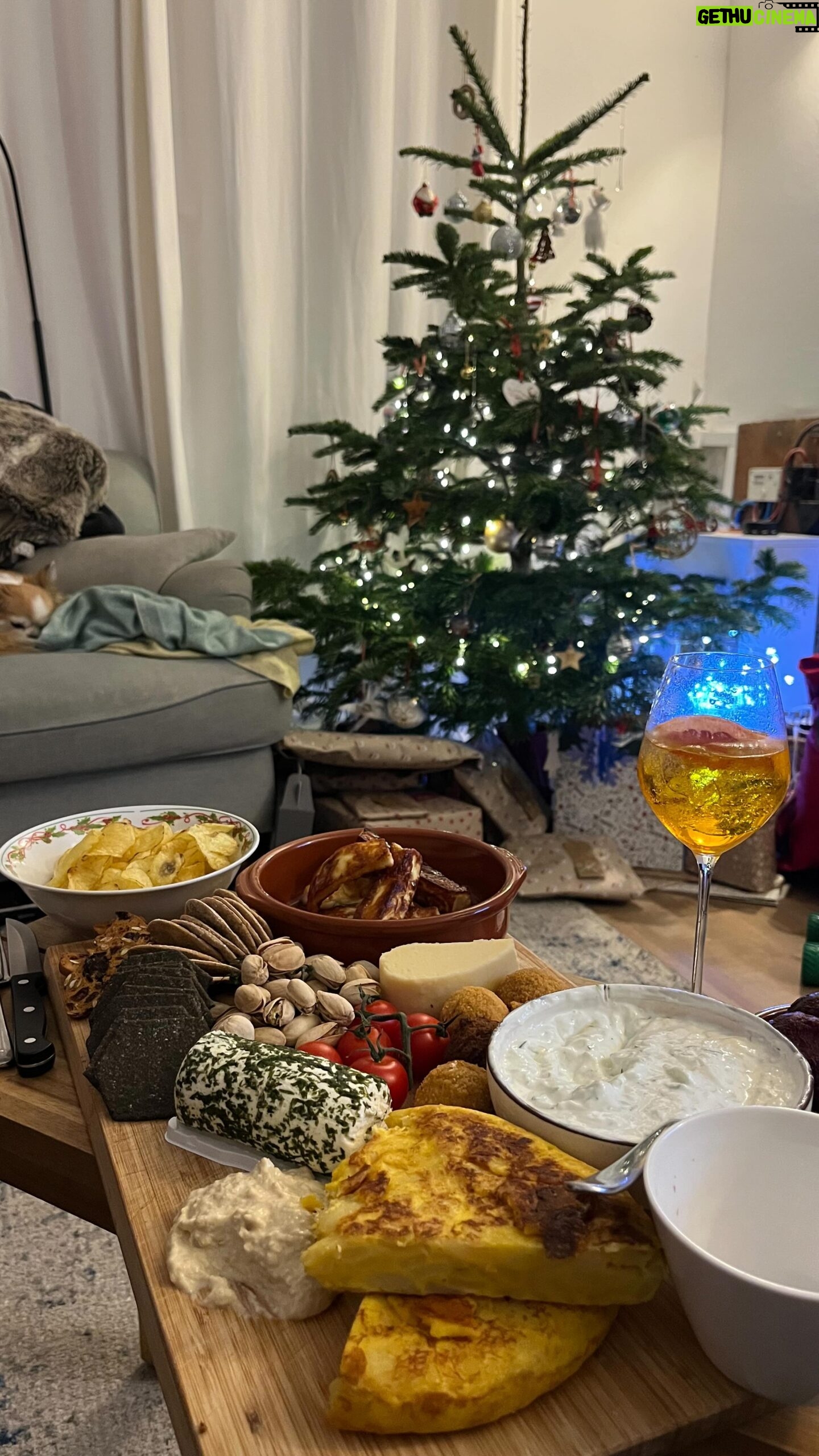 Megan Taylor - 3 Likes - When you couldn’t find a tin of Celebrations anywhere so your parents surprise you on Christmas Eve with the best tin ever 🥰
•
•
•
#christmastin #christmastraditions #celebrations #underthechristmastree #maltesertruffles @maltesersuk @ukcelebrations
