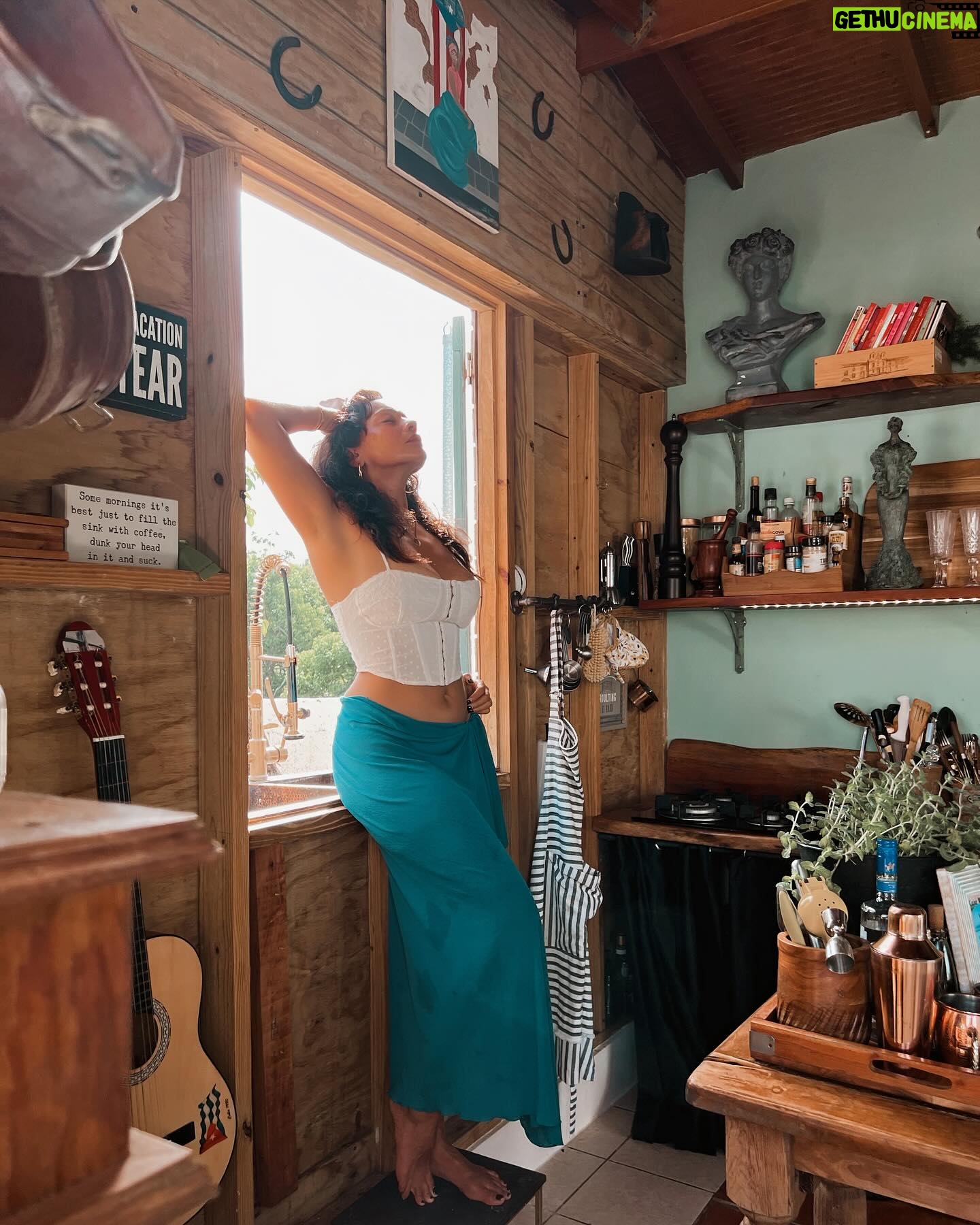 Megha Gupta - 45.6K Likes - 𝘏𝘦𝘳 𝘯𝘦𝘳𝘷𝘰𝘶𝘴 𝘴𝘺𝘴𝘵𝘦𝘮 𝘩𝘢𝘥 𝘣𝘦𝘦𝘯 𝘵𝘩𝘳𝘰𝘶𝘨𝘩 𝘴𝘰 𝘮𝘶𝘤𝘩.
𝘚𝘩𝘦 𝘥𝘦𝘤𝘪𝘥𝘦𝘥 𝘵𝘰 𝘴𝘱𝘦𝘯𝘥 𝘵𝘩𝘦 𝘳𝘦𝘴𝘵 𝘰𝘧 𝘩𝘦𝘳 𝘭𝘪𝘧𝘦 𝘤𝘢𝘭𝘮𝘪𝘯𝘨 𝘵𝘩𝘦 𝘪𝘯𝘧𝘭𝘢𝘮𝘮𝘢𝘵𝘪𝘰𝘯. 𝘛𝘩𝘰𝘶𝘨𝘩𝘵𝘴, 𝘧𝘦𝘦𝘭𝘪𝘯𝘨𝘴, 𝘮𝘦𝘮𝘰𝘳𝘪𝘦𝘴, 𝘣𝘦𝘩𝘢𝘷𝘪𝘰𝘳, 𝘳𝘦𝘭𝘢𝘵𝘪𝘰𝘯𝘴. 𝘚𝘩𝘦 𝘴𝘰𝘰𝘵𝘩𝘦𝘥 𝘪𝘵 𝘢𝘭𝘭 𝘸𝘪𝘵𝘩 𝘥𝘦𝘦𝘱, 𝘭𝘰𝘷𝘪𝘯𝘨 𝘣𝘳𝘦𝘢𝘵𝘩𝘴 𝘢𝘯𝘥 𝘨𝘦𝘯𝘵𝘭𝘦 𝘱𝘳𝘢𝘤𝘵𝘪𝘤𝘦𝘴. 𝘛𝘩𝘦 𝘴𝘰𝘧𝘵𝘦𝘳 𝘴𝘩𝘦 𝘣𝘦𝘤𝘢𝘮𝘦 𝘸𝘪𝘵𝘩 𝘩𝘦𝘳𝘴𝘦𝘭𝘧, 𝘵𝘩𝘦 𝘴𝘰𝘧𝘵𝘦𝘳 𝘴𝘩𝘦 𝘣𝘦𝘤𝘢𝘮𝘦 𝘸𝘪𝘵𝘩 𝘵𝘩𝘦 𝘸𝘰𝘳𝘭𝘥, 𝘸𝘩𝘪𝘤𝘩 𝘣𝘦𝘤𝘢𝘮𝘦 𝘴𝘰𝘧𝘵𝘦𝘳 𝘸𝘪𝘵𝘩 𝘩𝘦𝘳.
𝘚𝘩𝘦 𝘣𝘪𝘳𝘵𝘩𝘦𝘥 𝘢 𝘯𝘦𝘸 𝘨𝘦𝘯𝘦𝘳𝘢𝘵𝘪𝘰𝘯𝘢𝘭 𝘤𝘺𝘤𝘭𝘦 : 𝘗𝘦𝘢𝘤𝘦.
𝘑𝘢𝘪𝘺𝘢 𝘑𝘰𝘩𝘯
𝘍𝘳𝘢𝘨𝘳𝘢𝘯𝘤𝘦 𝘈𝘧𝘵𝘦𝘳 𝘙𝘢𝘪𝘯
#Sunday