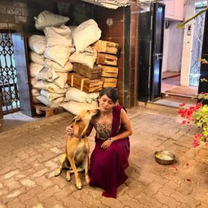 Megha Mathur Instagram - When Rani of @thebrittlethread met Rani of @g5afoundation 
Guess who got intimidated? Keep swiping right to find out. 

Featuring Bira and Rani - furry pals of @g5afoundation

Moment captured by my adorable Shazia @shwetaannagar ❤️

#postscreeningthings #g5a #bira #rani #birathedog #ranithedog