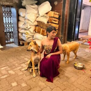 Megha Mathur Instagram - When Rani of @thebrittlethread met Rani of @g5afoundation 
Guess who got intimidated? Keep swiping right to find out. 

Featuring Bira and Rani - furry pals of @g5afoundation

Moment captured by my adorable Shazia @shwetaannagar ❤️

#postscreeningthings #g5a #bira #rani #birathedog #ranithedog