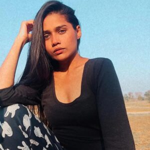 Megha Mathur Instagram - "होश वालों को ख़बर क्या बेख़ुदी क्या चीज़ है"
.
.
.
.
I don't know why, but this is the first thing that came to my mind while looking at this picture. 
.
.
.
.
.
.
.
#pictureoftheday #photooftheday #photoshoot #travelphotography #dumkadiaries #intothewild #actorslife #jharkhand