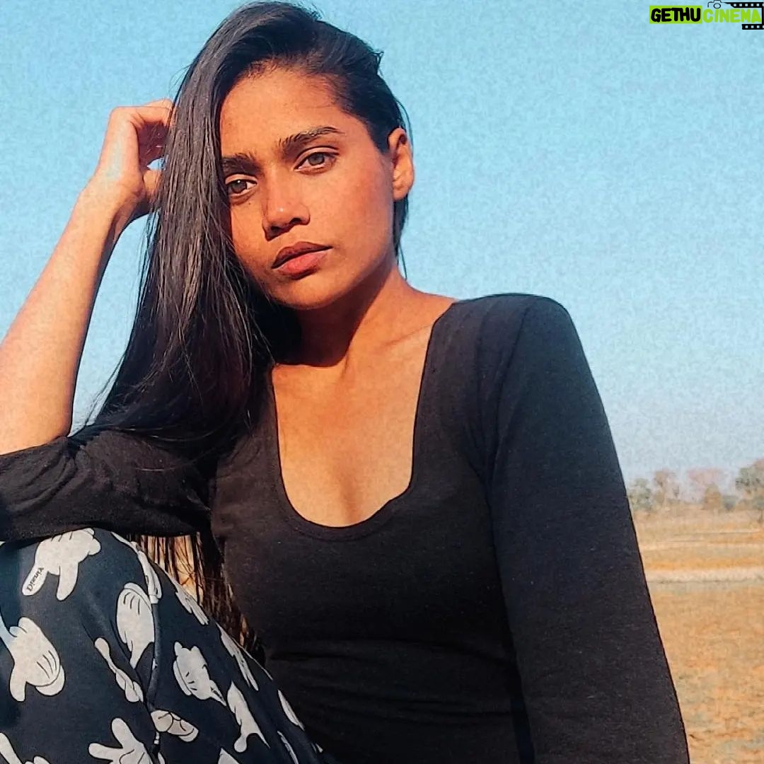 Megha Mathur - 173 Likes - "होश वालों को ख़बर क्या बेख़ुदी क्या चीज़ है"
.
.
.
.
I don't know why, but this is the first thing that came to my mind while looking at this picture.
.
.
.
.
.
.
.
#pictureoftheday #photooftheday #photoshoot #travelphotography #dumkadiaries #intothewild #actorslife #jharkhand