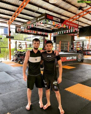 Mehdi Baydulaev Instagram - Ассаламу Алайкум 
Вот и завершился сбор в Тайланде. 
Теперь осталось согнать вес и сделать грамотный бой. 

Так же хотел от всей души поблагодарить братьев которые помогли мне в этой подготовке

@temirov_abdurrakhman  @yusup.umarov  @nashkho.galaev @khasan_magomedsharipov и особенно @zubairatukhugov Дала сий дойла шу Вежи ☝️🤝