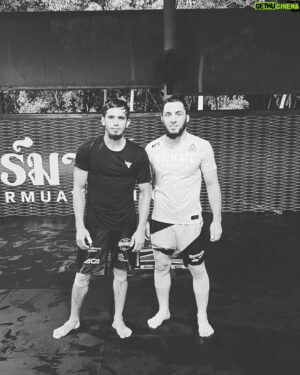 Mehdi Baydulaev Instagram - Ассаламу Алайкум 
Вот и завершился сбор в Тайланде. 
Теперь осталось согнать вес и сделать грамотный бой. 

Так же хотел от всей души поблагодарить братьев которые помогли мне в этой подготовке

@temirov_abdurrakhman  @yusup.umarov  @nashkho.galaev @khasan_magomedsharipov и особенно @zubairatukhugov Дала сий дойла шу Вежи ☝️🤝