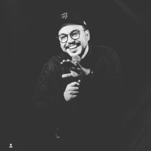 Mehdi Bousaidan Instagram - Des fois c'est le public qui fait rire l'humoriste ! 
#merci