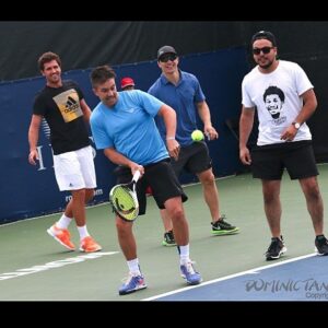 Mehdi Bousaidan Instagram - Je joue pas souvent au Tennis... mais quand je joue, c'est avec un joueur de la NHL, un humoriste, et le 20ème meilleur joueur au monde. Et juste avec une raquette pour les 4.

#couperogers