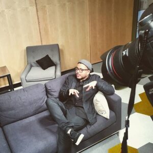 Mehdi Bousaidan Instagram - Entrevue   sofa = Mehdi heureux.

@huffpostquebec