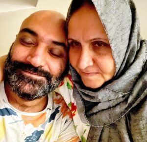 Mehdi Koushki Instagram - زیبا ترین من، مادر
برای تو من میمیرم
کاملا یک زن، بی قضاوت، پناه امن من