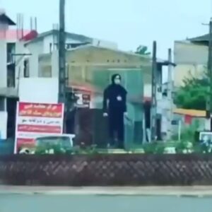Mehdi Soltani Instagram - چه اتفاق خوبی! 
تندیس #نرجس_خانعلی‌زاده در میدان شهر #کلاچای استان گیلان نصب شد، او یکی از #پرستاران بیمارستان میلاد لاهیجان بود که اواخر سال ۹۸ در اثر ابتلا به #کرونا درگذشت.
تبریک به مردم بافرهنگ گیلان بویژه بانیان قدر شناس و فرهیخته‌ی این کار ارزشمند 
مواظب خودتون باشید. ✋🏻🌲