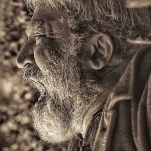 Mehdi Soltani Instagram - سلام. #سریال_افرا بالاخره بعد از سی و هشت قسمت با تمام کم و کاستی ها، به مقتضای شرایط، به پایان رسید. بر خود می دانم که از همراهی، مهربانی و نقد‌ها و نظراتتون سپاسگزار باشم. 
در کامنت‌های شما زیاد پرسیده می شود که بالاخره راز سیروس و‌ اعظم چه بود و چرا نشان داده نشد؟ البته پاسخ به این پرسش به من به عنوان بازیگر پروژه مربوط نمی شود اما برای رفع این کنجکاوی و احترام به شعور مخاطب، خود را موظف می دانم تا توضیحی عرض کنم. 
پیمان قصه‌ی افرا بچه زن دیگری از  سیروس بود که در سفرشان به مشهد فاش و ناگهان سر و کله اش پیدا می شود و اعظم برای آبرو داری از سیروس، می پذیرد مادرش باشد و برای اینکه داستان لو نرود سفرشان از مشهد به تهران را چند ماه به بهانه های مختلف به عقب می اندازند تا تولد بچه توسط اعظم منطقی به نظر برسد. کمکی که این موضوع به روند دراماتیک داستان می کرد این بود که اعظم چون مادر واقعی پیمان نیست پس هیچ حق و حقوق مالی و غیر مالی در عفو و یا قصاص ندارد. 
تمام این مراحل تصویر برداری شد اما ظاهرا پخش تلویزیون به دلیل اینکه مبادا شأن سیروس  به عنوان یک پدر بیش از  این خدشه دار شود مصلحت دید حذف گردد. راز حاج محمود هم در واقع همان نقطه ضعفش در رابطه با کارخانه بود که نشان داده شد.
باقیمانده‌ی خورده حذف ها به روند داستان صدمه‌ی چندانی وارد نمی‌کند اما به اتمسفر کار و‌ منطق بازی و کیفیت کار  نویسنده، بازیگر و کارگردان حتماً لطمه می زند. 
همواره قصدم از انتخابهایم در کارها، کیفیت، جذاب و مفید بودن برای مخاطبانم بوده و انشاالله خواهد بود. امیدوارم بتوانم با کاری بهتر در خدمتتان باشم که لایق بهترین ها هستید. 
مواظب خودتون باشید. ✋🏻🙏🏻❤️
عکس: @mohammad.daraii