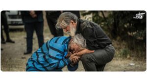 Mehdi Soltani Instagram - آخرین قسمت “آقازاده” جمعه نوزدهم دی ماه قابل دسترسی است. خیلی ها این سریال را دیدند و یا خواهند دید. اصولا نشان دادن پشت پرده‌ها و آنچه که از دید پنهان مانده، به دلیل کنجکاوی‌ای که برمی‌انگیزد، در همه زمینه‌ها از جمله سیاست همیشه جذابیت‌های خودش را داشته است. اینکه سازندگان “آقازاده”چقدر توانسته اند مجوز  نمایش پشت پرده‌ها را به دست آورند و به چه میزان حق مطلب ادا شده است، بحث دیگریست. اما به اعتقاد من “آقازاده”بیش از آنکه بخواهد خود را به عنوان یک درام سیاسی-جنایی معرفی کند، به نقد انسان و جایگاهش متمرکز است. تحلیل ماهیت این به اصطلاح اشرف مخلوقات و یا سنجش توان و تحمل این موجود دوپا در برابر باید‌ها و نباید‌ها. بسته به شرایط، آیا انسان‌ها همه خوبندکه گاهی بدی می‌کنند و یا همه بدند که گاهی خوبی می‌کنند؟ پیامد انتخاب‌ِ‌ انسان در جامعه‌ای آفت زده چیست؟ دستاوردش در بدست آوردن است و یا بدست نیاوردنش دستاورد است؟
“دکتر امیر بحری” هدفش به‌دست آوردن است، به هر قیمتی؛ سابقه‌ی شرکت در جنگ دارد. مانند برخی از جنگ برگشته ها، ترجیح داده پا به قلمروی سیاست بگذارد و از این ابزار موثر، برای رسیدن به قدرت و ثروت استفاده کند.آدم فرصت طلبی است. تفکری ماکیاولیستی دارد که هدف، وسیله را توجیه می‌کند. مانند همفکرانش،برای رسیدن به هدف، مثل یک شطرنج باز عمل می‌کند، مهره‌اش را قربانی می کند تا بازی را به نفع خودش تمام کند. ابایی ندارد که آن مهره سرباز است و یا وزیر. معتقد است رفاقت در عالم سیاست بی‌معناست.عشق را تا آنجا می‌فهمد که مانعی نباشد. جای شگفتی نیست اگر بسیاری، بحری‌ها را دوست می‌دارند، چون واقعی‌ترند مثل گناهانمان. #مواظب_خودتون_باشید.
عکس:  @mohammad.daraii 
پ‌ن: ممنون از الطاف بی پایانتان و نقد‌های بی غرض‌تان. امید که بتوانم با کاری بهتر در خدمتتان باشم. شما لایق بهترین‌ها هستید.🙏♥️✋
#مهدی_سلطانی
#آقازاده#دکتر_امیر_بحری