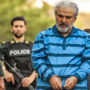 Mehdi Soltani Instagram - آخرین قسمت “آقازاده” جمعه نوزدهم دی ماه قابل دسترسی است. خیلی ها این سریال را دیدند و یا خواهند دید. اصولا نشان دادن پشت پرده‌ها و آنچه که از دید پنهان مانده، به دلیل کنجکاوی‌ای که برمی‌انگیزد، در همه زمینه‌ها از جمله سیاست همیشه جذابیت‌های خودش را داشته است. اینکه سازندگان “آقازاده”چقدر توانسته اند مجوز  نمایش پشت پرده‌ها را به دست آورند و به چه میزان حق مطلب ادا شده است، بحث دیگریست. اما به اعتقاد من “آقازاده”بیش از آنکه بخواهد خود را به عنوان یک درام سیاسی-جنایی معرفی کند، به نقد انسان و جایگاهش متمرکز است. تحلیل ماهیت این به اصطلاح اشرف مخلوقات و یا سنجش توان و تحمل این موجود دوپا در برابر باید‌ها و نباید‌ها. بسته به شرایط، آیا انسان‌ها همه خوبندکه گاهی بدی می‌کنند و یا همه بدند که گاهی خوبی می‌کنند؟ پیامد انتخاب‌ِ‌ انسان در جامعه‌ای آفت زده چیست؟ دستاوردش در بدست آوردن است و یا بدست نیاوردنش دستاورد است؟
“دکتر امیر بحری” هدفش به‌دست آوردن است، به هر قیمتی؛ سابقه‌ی شرکت در جنگ دارد. مانند برخی از جنگ برگشته ها، ترجیح داده پا به قلمروی سیاست بگذارد و از این ابزار موثر، برای رسیدن به قدرت و ثروت استفاده کند.آدم فرصت طلبی است. تفکری ماکیاولیستی دارد که هدف، وسیله را توجیه می‌کند. مانند همفکرانش،برای رسیدن به هدف، مثل یک شطرنج باز عمل می‌کند، مهره‌اش را قربانی می کند تا بازی را به نفع خودش تمام کند. ابایی ندارد که آن مهره سرباز است و یا وزیر. معتقد است رفاقت در عالم سیاست بی‌معناست.عشق را تا آنجا می‌فهمد که مانعی نباشد. جای شگفتی نیست اگر بسیاری، بحری‌ها را دوست می‌دارند، چون واقعی‌ترند مثل گناهانمان. #مواظب_خودتون_باشید.
عکس:  @mohammad.daraii 
پ‌ن: ممنون از الطاف بی پایانتان و نقد‌های بی غرض‌تان. امید که بتوانم با کاری بهتر در خدمتتان باشم. شما لایق بهترین‌ها هستید.🙏♥️✋
#مهدی_سلطانی
#آقازاده#دکتر_امیر_بحری