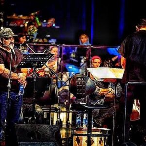 Mehdi Soltani Instagram - #علمدار‌ نام موسیقی_نمایشی است که به مدت شش شب از یکم مهرماه ساعت بیست و یک در تالار وحدت اجرا می‌شود و من به عنوان روایتگر روز سوم پنجشنبه سوم مهرماه در خدمت علاقه‌مندان هستم. البته همزمان به صورت آنلاین و مستقیم و رایگان از روبیکا هم پخش می‌شود که تمام عواید آن صرف مناطق محروم سیستان و بلوچستان خواهد شد. 

به اعتقاد من هنرمندانی که علاقمند به کارهای انساندوستانه هستند یکی از بهترین راه‌ها، سازماندهی پروژه‌های هنری از  این‌دست است به قصد اینکه عواید آن در جهت گشایش امور نیازمندان مصرف شود. این کار به مثابه یک تیر و چند نشان زدن است. اول اینکه هنرمند با تکیه بر آنچه که بلد است اثری هنری خلق می‌کند و به مخاطب خود ارائه می‌دهد. دوم، افزایش تمایل اسپانسرها و نیکوکاران به هدف کمک رسانی به افراد نیازمند است. بسیاری از نیکوکاران که تمکن مالی دارند و علاقمند به کارهای ملی و فرهنگی هستند ترجیح می دهند امور خیریه خود را در یک مسیر متشخّصِ فرهنگی دنبال کنند. و بالاخره این مخاطبانند که  با خرید یک بلیط، هم تماشگر یک اثر هنری می‌شوند و هم در کاری خیر و انساندوستانه مشارکت می‌کنند. خوشبختانه کشور ما سوای روایات مذهبی، انباشته از ادبیات، افسانه ها و اسطورهای ملی و فولکلور  هم هست که می‌تواند علاقمندان به فرهنگ ملی و بومی را تشویق کند  برای سرمایه‌گذاری و تولید موسیقی-نمایش‌هایی از این دست در جهت جمع‌آوری کمک‌های مردمی برای بهبود وضعیت هموطنان نیازمند. 
موسیقی- نمایش علمدار قصدش این است و من خوشحالم که سهم کوچکی در این پروژه دارم. 
مواظب خودتون باشید. ♥️🙏
#نیکوکاری