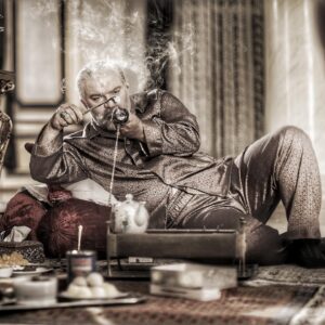 Mehdi Soltani Instagram - آخرین قسمت “آقازاده” جمعه نوزدهم دی ماه قابل دسترسی است. خیلی ها این سریال را دیدند و یا خواهند دید. اصولا نشان دادن پشت پرده‌ها و آنچه که از دید پنهان مانده، به دلیل کنجکاوی‌ای که برمی‌انگیزد، در همه زمینه‌ها از جمله سیاست همیشه جذابیت‌های خودش را داشته است. اینکه سازندگان “آقازاده”چقدر توانسته اند مجوز  نمایش پشت پرده‌ها را به دست آورند و به چه میزان حق مطلب ادا شده است، بحث دیگریست. اما به اعتقاد من “آقازاده”بیش از آنکه بخواهد خود را به عنوان یک درام سیاسی-جنایی معرفی کند، به نقد انسان و جایگاهش متمرکز است. تحلیل ماهیت این به اصطلاح اشرف مخلوقات و یا سنجش توان و تحمل این موجود دوپا در برابر باید‌ها و نباید‌ها. بسته به شرایط، آیا انسان‌ها همه خوبندکه گاهی بدی می‌کنند و یا همه بدند که گاهی خوبی می‌کنند؟ پیامد انتخاب‌ِ‌ انسان در جامعه‌ای آفت زده چیست؟ دستاوردش در بدست آوردن است و یا بدست نیاوردنش دستاورد است؟
“دکتر امیر بحری” هدفش به‌دست آوردن است، به هر قیمتی؛ سابقه‌ی شرکت در جنگ دارد. مانند برخی از جنگ برگشته ها، ترجیح داده پا به قلمروی سیاست بگذارد و از این ابزار موثر، برای رسیدن به قدرت و ثروت استفاده کند.آدم فرصت طلبی است. تفکری ماکیاولیستی دارد که هدف، وسیله را توجیه می‌کند. مانند همفکرانش،برای رسیدن به هدف، مثل یک شطرنج باز عمل می‌کند، مهره‌اش را قربانی می کند تا بازی را به نفع خودش تمام کند. ابایی ندارد که آن مهره سرباز است و یا وزیر. معتقد است رفاقت در عالم سیاست بی‌معناست.عشق را تا آنجا می‌فهمد که مانعی نباشد. جای شگفتی نیست اگر بسیاری، بحری‌ها را دوست می‌دارند، چون واقعی‌ترند مثل گناهانمان. #مواظب_خودتون_باشید.
عکس:  @mohammad.daraii 
پ‌ن: ممنون از الطاف بی پایانتان و نقد‌های بی غرض‌تان. امید که بتوانم با کاری بهتر در خدمتتان باشم. شما لایق بهترین‌ها هستید.🙏♥️✋
#مهدی_سلطانی
#آقازاده#دکتر_امیر_بحری