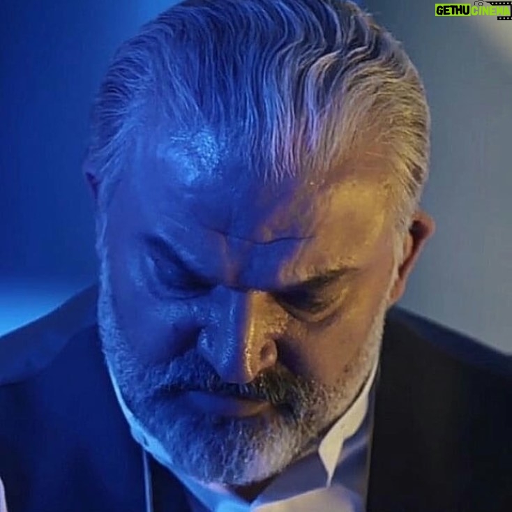 Mehdi Soltani - 95.5K Likes - آخرین قسمت “آقازاده” جمعه نوزدهم دی ماه قابل دسترسی است. خیلی ها این سریال را دیدند و یا خواهند دید. اصولا نشان دادن پشت پردهها و آنچه که از دید پنهان مانده، به دلیل کنجکاویای که برمیانگیزد، در همه زمینهها از جمله سیاست همیشه جذابیتهای خودش را داشته است. اینکه سازندگان “آقازاده”چقدر توانسته اند مجوز نمایش پشت پردهها را به دست آورند و به چه میزان حق مطلب ادا شده است، بحث دیگریست. اما به اعتقاد من “آقازاده”بیش از آنکه بخواهد خود را به عنوان یک درام سیاسی-جنایی معرفی کند، به نقد انسان و جایگاهش متمرکز است. تحلیل ماهیت این به اصطلاح اشرف مخلوقات و یا سنجش توان و تحمل این موجود دوپا در برابر بایدها و نبایدها. بسته به شرایط، آیا انسانها همه خوبندکه گاهی بدی میکنند و یا همه بدند که گاهی خوبی میکنند؟ پیامد انتخابِ انسان در جامعهای آفت زده چیست؟ دستاوردش در بدست آوردن است و یا بدست نیاوردنش دستاورد است؟
“دکتر امیر بحری” هدفش بهدست آوردن است، به هر قیمتی؛ سابقهی شرکت در جنگ دارد. مانند برخی از جنگ برگشته ها، ترجیح داده پا به قلمروی سیاست بگذارد و از این ابزار موثر، برای رسیدن به قدرت و ثروت استفاده کند.آدم فرصت طلبی است. تفکری ماکیاولیستی دارد که هدف، وسیله را توجیه میکند. مانند همفکرانش،برای رسیدن به هدف، مثل یک شطرنج باز عمل میکند، مهرهاش را قربانی می کند تا بازی را به نفع خودش تمام کند. ابایی ندارد که آن مهره سرباز است و یا وزیر. معتقد است رفاقت در عالم سیاست بیمعناست.عشق را تا آنجا میفهمد که مانعی نباشد. جای شگفتی نیست اگر بسیاری، بحریها را دوست میدارند، چون واقعیترند مثل گناهانمان. #مواظب_خودتون_باشید.
عکس: @mohammad.daraii
پن: ممنون از الطاف بی پایانتان و نقدهای بی غرضتان. امید که بتوانم با کاری بهتر در خدمتتان باشم. شما لایق بهترینها هستید.🙏♥️✋
#مهدی_سلطانی
#آقازاده#دکتر_امیر_بحری