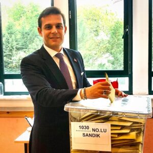Mehmet Aslan Instagram - Bizler bu vatanın evlatlarıyız! 
Gece gündüz hiç durmadan çalıştık, gitmediğimiz bir yer köşe kalmadı…
Her şey aziz Türk Milleti’nin refahı ve iyiliği için. 
Büyük Türk Gençliği’nin istikbâli ve umudu için…
Ulu önder Atatürk’ün bize armağan ettiği Cumhuriyeti ve değerlerini korumak en büyük vazifemiz. Yoksa çöle döneriz!
İnanıyorum başaracağız, yine baharlar gelecek. İYİ Olacak!☀️🫶
🇹🇷🇹🇷🇹🇷🇹🇷