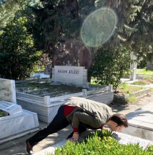 Mehmet Aslan Instagram - Sadece bayramlarda değil her gün sevdiğiniz insana sarılın, öpün, koklayın…
Anlık duygularınıza, kırgınlıklığınıza, kızgınlığınıza geçen zamana mahkum etmeyin!
Onun gelmesini beklemeyin, haklı olduğunuzu düşünseniz bile siz gidin ve elini tutun ona sarılın…
Ben babamla bir gün bile küs kalmadım. Çünkü o bensizliğe dayanamazdı…
Ben ise şimdi 19 yıldır onsuzluğa dayanmaya çalışıyorum…
Kabrinde çocuk gibi ağlıyorum!
Canlı nefesini boynunda hissederken öpmek, soğuk bir mermer taşını öpmekten çok daha kıymetli…
Bunu artık geriye dönüş vakti gelmeden anlamanız dileğiyle hepinize iyi bayramlar…

Benim Kral Babam, benim canım Babam... 
“Ben Babamı özledim... Ben seni çok özledim…
Sabah uyanip yanına koşmayı;
Göğsüne başımı koymayı özledim... Boynuna sarılmayı yanaklarını ellerini öpmeyi özledim...
Sırtına masaj yapmayı ayaklarını yıkamayı özledim... Telofonda sesini duyunca titreyerek babacım demeyi özledim... Gece yatmadan dualarımda seni özledim...
Maça giderken atkımı saklamayı özledim...
Baş başa sohbetlerimizi yemeklerimizi özledim...
Bana bakıp gülümsemeni özledim... Mehmet deyişini özledim...
Buram buram kokunu özledimm...
Futbol oynarken beni seyretmeni;
Beraber maç izlemeyi özledim...
Harçlık almayi özledim...
Okuduğun gazeteyi okumak için beklemeyi özledim...
Kapıdan çıkarken eğilip ayakkabılarını bağlamayı özledim...
Bana kızmani merhametini şevkatini özledim...
Tenini terini nefesini özledim...
Bana hayatı öğretmeni özledim...
Kralım, atam, canım BABAM senin toprağını yüzüme sürmeyi özledim...
Ruhun sad, mekanın cennet, bayramın mübarek olsun…
Ellerinden öperim… 
🦁🖤