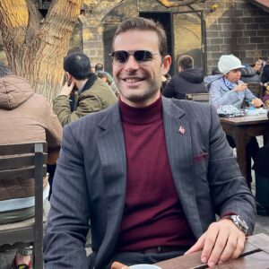 Mehmet Aslan Instagram - “Diyarbakırlı, Vanlı, Erzurumlu, Trabzonlu, İstanbullu, Trakyalı ve Makedonyalı..
hep bir ırkın evlatları, hep aynı cevherin damarlarıdır. Bizim yeni işimiz budur. 
Bu damarlar birbirini duysun ve birbirini tanısın. Bu dediğim şey hakikat olacak, çünkü hakikattir. Bu dediğim şey, olduğu zaman başka bir âlem görülecek ve bu âlem dünyaya hayat verecek,
nur ve feyzini insanlığa saçacaktır. 

Hakikat güneşi durmaz, daima yükselecek, Türk’ün varlığı bu köhne âleme
yeni ufuklar açacak, güneş ne demek, ufuk ne demek, o zaman görülecek…

Bu karmaşık işlerin içinden çıkıp yükselebilmek için, bize dirlik gerektir.
Birlik onunla beraber yürür. Diri yalnız Türk Milletidir, birliği ortaya koyan da Türk’tür, dirliğin ne olduğunu anlatan da Türk’tür, çalışalım…” ATATÜRK
