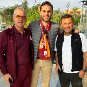 Mehmet Aslan Instagram - İstiklâl Marşımız da okunacak!
Atatürk’ümüz de göğüsümüzde olacak!🇹🇷
Atkı da benim atkı:) 🦁💛❤️