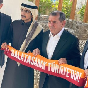 Mehmet Aslan Instagram - İstiklâl Marşımız da okunacak!
Atatürk’ümüz de göğüsümüzde olacak!🇹🇷
Atkı da benim atkı:) 🦁💛❤️