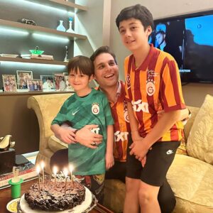 Mehmet Aslan Instagram - 41.🧿
🦁💛❤️

Her yıl bir yaprak düşse de hayat ağacımdan,
Sevgi ve umut dolu yeni filizler yeşerir kök saldığım topraktan…