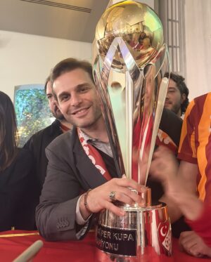 Mehmet Aslan Instagram - Kupalara layıksın sen eyy şanlı Galatasaray!🦁💛❤️
24.Şampiyonluğumuz hayırlı olsun!⭐️⭐️⭐️⭐️
Hedef #25 🏆🏆🏆🏆🏆
Tek büyük!💪
Türkiyedir Galatasaray!🇹🇷
@galatasaray