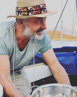 Mehmet Aslantuğ Instagram - KAPTANIN SEYİR DEFTERİ / 

Ah be memleket💙

Sen daha iyi ol diye,
işin de / aşkın da 
bize küsme ihtimaline dönüp bakamadık bile… Ve daha niceleriyle; 
sınandık, dertlendik, hüzünlendik !

Senin için çok daha büyük bedeller ödemiş, acılarla sınanmış tüm hatıralara saygıyla, minnetle🌺