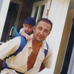 Mehmet Aslantuğ Instagram - ŞÜKÜR🙏 Sevgi, emek veren herkese… Biricik anneliğe, tüm öğretmenlerine, güzel aşkına, kadim arkadaşlıklarına bin teşekkür… Bahtın açık olsun yiğidim. Bu yetimi çok mutlu ettin❤️🌺