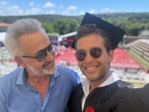 Mehmet Aslantuğ Instagram - ŞÜKÜR🙏 Sevgi, emek veren herkese… Biricik anneliğe, tüm öğretmenlerine, güzel aşkına, kadim arkadaşlıklarına bin teşekkür… Bahtın açık olsun yiğidim. Bu yetimi çok mutlu ettin❤️🌺