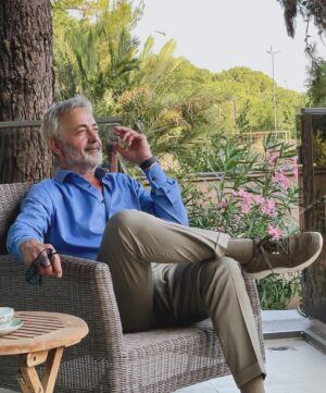 Mehmet Aslantuğ Instagram - KAPTANIN SEYİR DEFTERİ

Sakladığı esaslı öyküler, sadece serinlemek için koynuna girenlerden çıkmaz hiçbir denizin. Onla her buluşma, yaşamın kendisiyle buluşmaktır! Ne öyküsüz mümkündür, ne de şiirsiz!..

“İyi de… Bu fotoğrafın denizi nerde Kaptan” diyebilirsiniz. Olsun… Kavuşmayı beklerken, beklemeyi de sevmek gerek💐💙