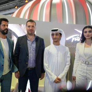 Mehmet Bozdağ Instagram - Arabian Travel Market Dubai’de hareketli bir günü geride bıraktık. ✨

Yapımcı-Senaristimiz Mehmet Bozdağ ve Kuruluş Osman’ın sevilen oyuncuları ile bir araya geldiğimiz 2. günümüzden geriye kalan kareler 📸

We left behind one more busy day at the Arabian Travel Market in Dubai. ✨

Here are some snapshots from our second day, where we met with our Producer-Screenwriter Mehmet Bozdağ and beloved actors from Kuruluş Osman 📸

#ArabianTravelMarket #Dubai #KuruluşOsman #OsmanBey #BalaHatun #OsBal #BozdağFilmPlatoları