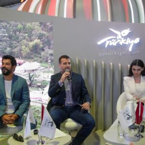 Mehmet Bozdağ Instagram - Arabian Travel Market Dubai’de hareketli bir günü geride bıraktık. ✨

Yapımcı-Senaristimiz Mehmet Bozdağ ve Kuruluş Osman’ın sevilen oyuncuları ile bir araya geldiğimiz 2. günümüzden geriye kalan kareler 📸

We left behind one more busy day at the Arabian Travel Market in Dubai. ✨

Here are some snapshots from our second day, where we met with our Producer-Screenwriter Mehmet Bozdağ and beloved actors from Kuruluş Osman 📸

#ArabianTravelMarket #Dubai #KuruluşOsman #OsmanBey #BalaHatun #OsBal #BozdağFilmPlatoları