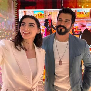 Mehmet Bozdağ Instagram - Arabian Travel Market Dubai’de hareketli bir günü geride bıraktık. ✨

Yapımcı-Senaristimiz Mehmet Bozdağ ve Kuruluş Osman’ın sevilen oyuncuları ile bir araya geldiğimiz 2. günümüzden geriye kalan kareler 📸

We left behind one more busy day at the Arabian Travel Market in Dubai. ✨

Here are some snapshots from our second day, where we met with our Producer-Screenwriter Mehmet Bozdağ and beloved actors from Kuruluş Osman 📸

#ArabianTravelMarket #Dubai #KuruluşOsman #OsmanBey #BalaHatun #OsBal #BozdağFilmPlatoları
