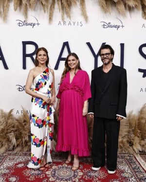 Mehmet Günsür Instagram - About Yesterday…🎈#Search premier. (June 14th on @disneyplus ) . Great Night, @disneyplustr . Big Thank you ! Perfect team as usual @idiletisim @pinarcura @aysdrkn @aysebarim , Stylin: @parlaquestyling , Hair/Makeup : @sekilhane , Great Turkish Designer: @slnakyz