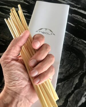 Mehmet Gürs Instagram - Belli bir zamandan beri plastik pipet yerine Buğdayın sapından yapılan pipetleri deniyoruz.  Sonuç iyi.  Daha yapacak çok işimiz var ama plastiği azaltmanın her yoluna bakmamız gerekiyor. Pipet, şekerin kağıdı ile olacak iş değil tabi. Çöp torbaları, streç film, gelen ürünlerin ambalajı vs vs vs... liste çok uzun.  Kimyasallar, çamaşırlar, su tüketimi... işletmeler, müşteriler, tedarikçiler ve belediyeler birlikte çalışırsa yapabiliriz ancak. 
@miklarestaurant