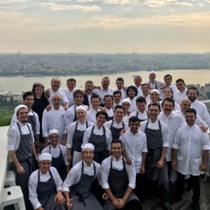 Mehmet Gürs Instagram - İşte bu... @miklarestaurant ekibi, genci, “olgunu” 🤭(Adem usta, Cihan, Sabiha) din, dil, ırk, cinsiyet, cinsel yönelim kim ne isterse o.  Harikasınız!!! Teşekkürler...