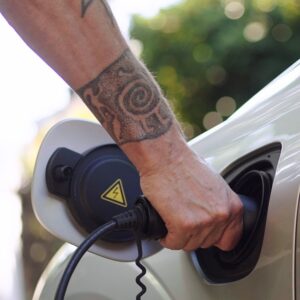 Mehmet Gürs Instagram - Bir kaç aydır plug-in hybrid kullanıyorum ve neredeyse bir oyuna dönüştü. Sevdim bu işi… 😃 Şehir içinde kullandığımda kaç hafta/ay hiç benzin almadan kullanabilirim diye zorluyorum. TL tasarrufu iyi tabi ama asıl konu CO2… iyi geliyor. 

Tabi ki tek başına çözüm değil ama her adım işe yarıyor…

@volvocartr 
#işbirliği