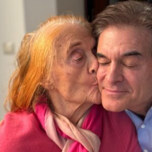 Mehmet Oz Instagram - Visiting with my mom and my sister this week in Turkey. My mom’s kiss is special and her beautiful eyes have always spoken volumes, which is especially helpful as Alzheimer’s continues to impact her speech. Thanks to all the family caregivers, like my sister Seval, for the many sacrifices they make to care for our loved ones.