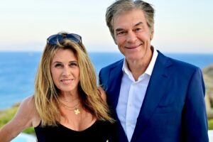 Mehmet Oz Instagram - Happy Birthday, @lisaoz!🎉 Birthdays remind us of the light that we all bring to the world. Lisa is a supernova🌟 Let me start with the large family she has nourished with love and wisdom. My love, you make me better and happier every day. I adore you more with every passing moment together.