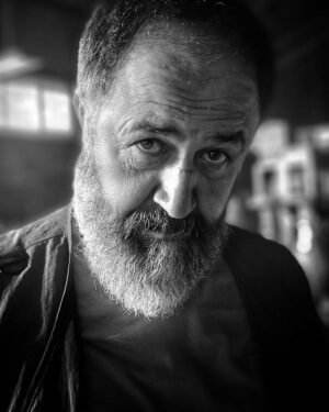 Mehmet Özgür Instagram - Anlamsızlıkları anlamlandırmak, benim işim.  It's my job to make sense of the meaningless.
Photoby: @ozguremre_yildirim 
#movie #cinema #theatre #actor