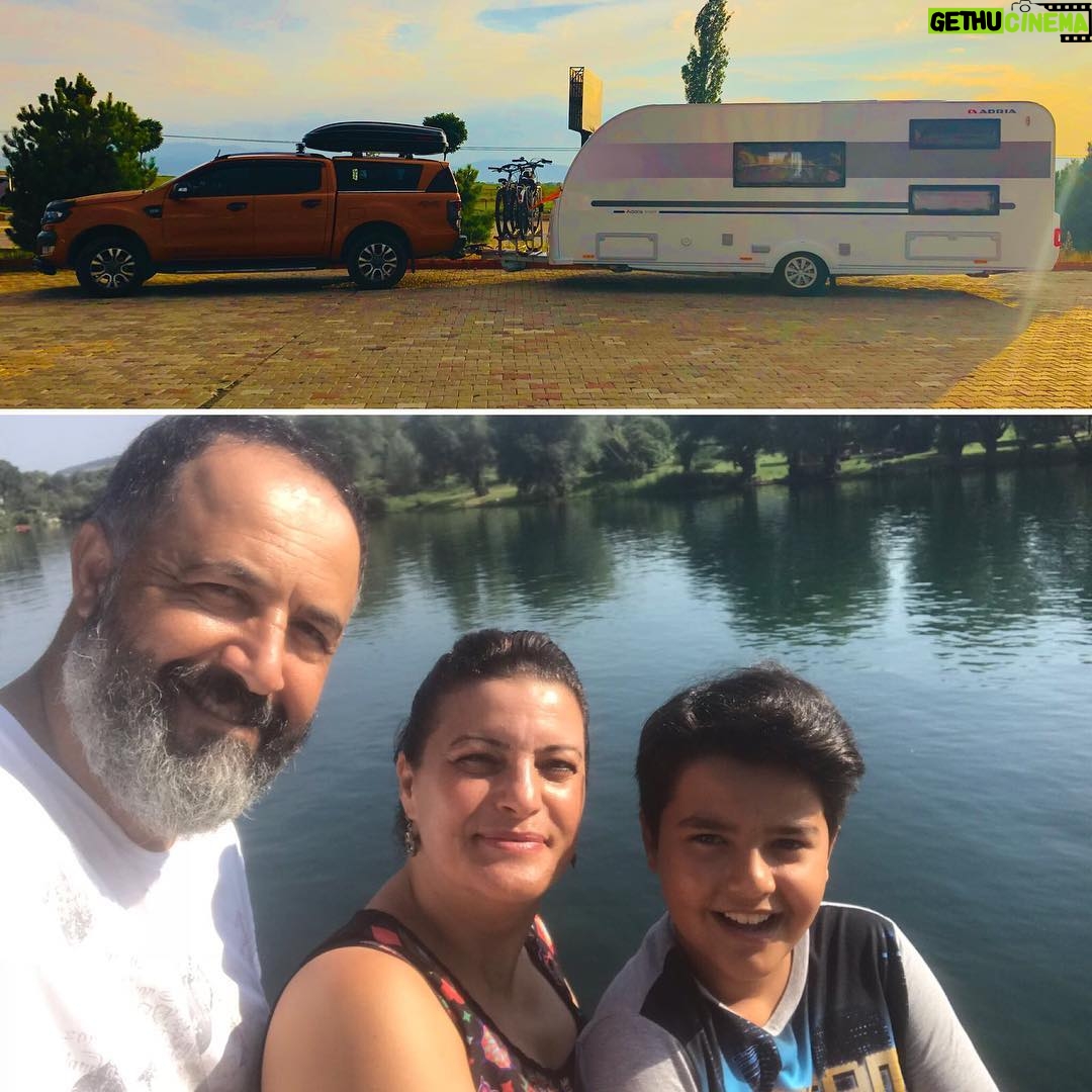 Mehmet Özgür - 9.5K Likes - Alttaki müthiş üçlü,üstteki müthiş ikili ile 30 günde 12 ülke’yi dolaşıp 7500 km yaparak Avrupa turunu tamamladı,bu zorlu yolculuğa bizi hazırlayan ve yolculuk boyunca mobil destek ile zora düştüğümüz an imdadımıza yetişen @adria.turkiye @adriaturkiye ailesinin tüm fertlerine ( Hüseyin, Serap ve Koray Gencer’e , Nezih Genç’e, Alp ve Hamide Mındız’a ve tek kişilik dev ordu Murat kardeşime) ve Antalya oto koç ford ailesine, bu macera dolu serüveni yaşamamıza olan tüm destekleri için sonsuz teşekkürler... @adria.turkiye @adriaturkiye @otokocofficial @birmotantalya #adria573pt #ford #ranger #wildtrak #3.2 #çokgezençokbilir #freedom #family #özgür #ailesi #ile #macera #devam #edecek @sfnzozgur 💪🏼💪🏼💪🏼👊🏼👊🏼👊🏼tabi ki max i de unutmamak lazım😍😍😍