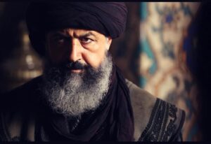 Mehmet Özgür Instagram - VEDA GÜNÜ…
 Ebu Ali Kıvamuddin Hasan bin Ali bin İshak et-Tûsî yani kısaca Nizâmülmülk olarak başlayan serüvenim, daha evvelinde tamamlanmış olsa da veda için hikayenin tamama  ermesi ile nihayet buldu,çok şükür bin şükür♥️ Siyasetnamenin babası,tarihin yıkılmaz kalesi umarım şanına yakışmıştır gayretimiz,
emeğimiz,senden çok şey öğrendim,çok imtina gösterdim sana yakışanı oynamak için,çok ter döktüm,çok sabır gösterdim, bir kusurumuz olmuş ise hakkını helal et…
 Öncelikle gösterdikleri sabır ve fedakarlık için yol arkadaşım canım eşim @sfnzozgur ve canım oğlum @arhan.ozgur0 teşekkür ediyorum,siz olmadan asla♥️
 Menajerden öte kardeşlerim yoldaşlarım @caglalistt ve @kirazinannesi iyi ki varsınız aklınızdan kalbinizden öpüyorum🤍yolumuz güzelliklere çıksın hep.
 kamera önünde ve arkasındaki tüm sanat emekçilerine,havasına suyuna, taşına toprağına,çamuruna,hamuruna,
sımsıkı sarılana,geçerken uğrayana,kesenlere küsenlere,boyayıp dökenlere,biçip dikenlere,çekenlere çakanlara,mütevazılara, kibirlilere, ayinesi iş olanlara,işi düş olanlara,
yeniden dünya kuranlara,dünyayı unutanlara,uçanlara,
kaçanlara,
uçuranlara,yazanlara,bozanlara,aşk ile meşk ile dost olanlara,atlara,otlara,
kuşlara,
dostlarıma,
Dostlarıma,  DOSTLARIMA…Bizi bir kıldığı için en çok @arducbrs kardeşime,
Bir olduklarım
@korel_cezayirli  @kutaysungar @onuraycelik @b.safak 
@emrbult @feritkaya21 @uygarozcelik  sarpablo11
@firattopkorur 
@erdinc_gulener @bbarisbagci @sinan_tuzcu1 @umutkaradagofficial  @ozgurcev @yasarertemm 
@aysegul_unsal @fankipanki 
@kayrazabci @esilaumut07 @oykugurman @esrakizildogan ,Şahin Abi
ve serüvenden erken ayrılan daha nice DOSTUMA,
Ekranları başında bizleri izleyen,sabır gösteren,beğenileri ile bizleri yücelten çok kıymetli izleyicilerimize, @trt1 Genel Müdürlüğüne, kıymetli yöneticilerine ve çalışanlarına, @akli.film emekçilerine,yönetmenimiz @sedatinci ve dahi tüm departmanlarda emek veren ismini yazamadığım tüm emekçi kardeşlerime hakkımı son zerresine kadar helal ediyorum,sizlerde hakkınızı helal edin,gönül dolusu teşekkürlerimle. 
Başka maceralarda görüşmek üzere,kalın sağlıcakla ♥️