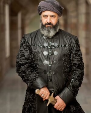 Mehmet Özgür Instagram - #tbt #muhtesemyuzyil #character #lutfipasa #actor #mehmetozgur #mhmtozgur #turkish #tv #series  Kılıcım keskin iner muhterisin boynuna,
Aklım mızrak olur dilim zehir zemberek,
Kıvılcım teslim olur kurşun yemiş sırtıma,
Sabrım tutsak olur, 
Bin şükür çekerek... M.Özgür...