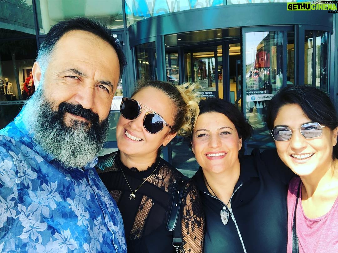 Mehmet Özgür - 9.3K Likes - Antalya sabahları muhteşem olur,hele dostlar ile olur ise tadından yenmez🤗🤗🤗ayrıca menajeri ile foto paylaşmayan oyuncunun şeyi şey olmaz 🤣@atesberkay @kirazinannesi @caglalistt @ghatihan @sfnzozgur #antalya #film #festival #dost #kardeş #eş #hayat #onlar #ile #güzel #menajer #ile #foto #paylaş #herkes #fotosu #kadar #konuşsun #her #başarılı #erkeğin #arkasında #baş #ağrılı #kadınlar #vardır #şükür #🙏🙏🙏