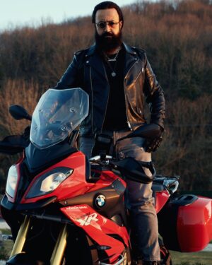 Mehmet Özgür Instagram - Var bi bildiğimiz ki söylüyoruz…😘 #magazine #photography #actor #mhmtozgur #bmw #s1000xr #summer #motorcycle #my #way #my #life #retouch #mag #plus